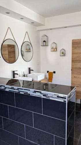Fürdőszoba, Villa climatisée avec piscine (Villa climatisee avec piscine) in Ancone (Rhone-Alpes)