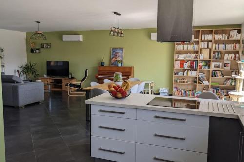 Konyha, Villa climatisée avec piscine (Villa climatisee avec piscine) in Ancone (Rhone-Alpes)