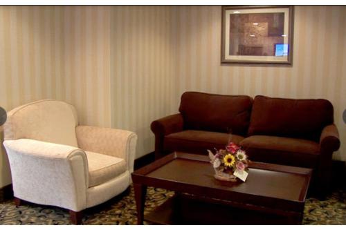 Evansville Inn & Suites by OYO - Accommodation - Evansville