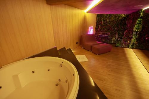 Hot tub, MOTEL STUDIO A in Limao