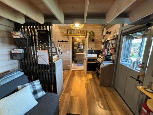 TiNY HOUSE LE CHALET LIT KING SIZE -TERRASSE - PETIT DEJEUNER-CLIMATISATION -PARKING - Frotey-lès-Vesoul