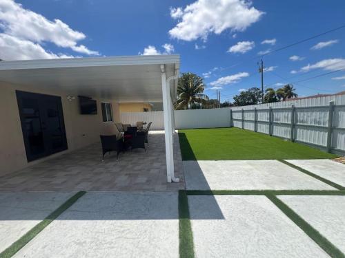 Stadium Chic Oasis: Modern Retreat in Miami close to Beaches