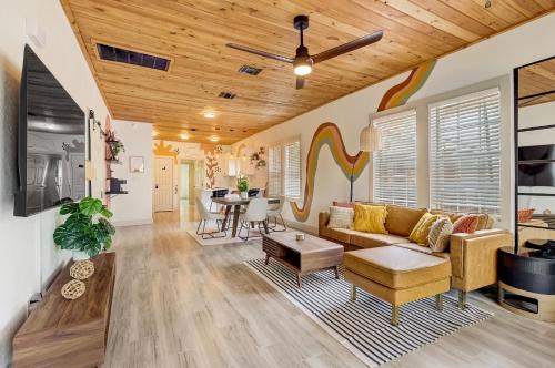 The Retro Retreat - Close to Downtown, Fort Sam in San Antonio, USA