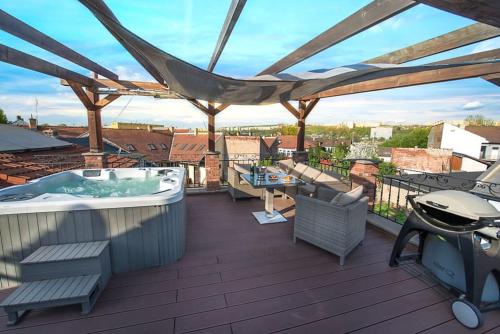 Glamorous Jacuzzi Loft Apartment with Roof Terrace, Koszyce