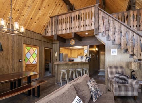 Közös társalgó / TV, ITH Big Bear Lake Hostel & Retreat Center in Big Bear Lake