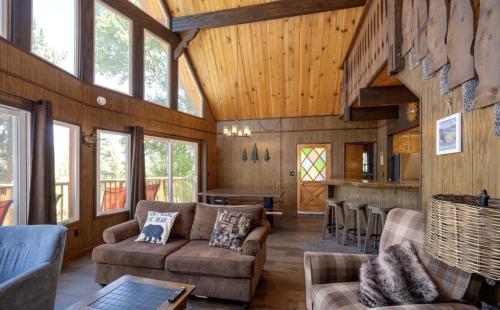 Közös társalgó / TV, ITH Big Bear Lake Hostel & Retreat Center in Big Bear Lake