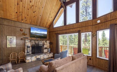 Közös társalgó / TV, ITH Big Bear Lake Hostel & Retreat Center in Big Bear Lake