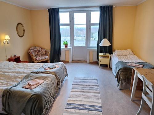 3 twin beds