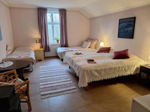 4 twin beds