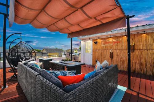 NEW Stunning Rooftop HTOWN Skyline Prime Location in Houston, USA