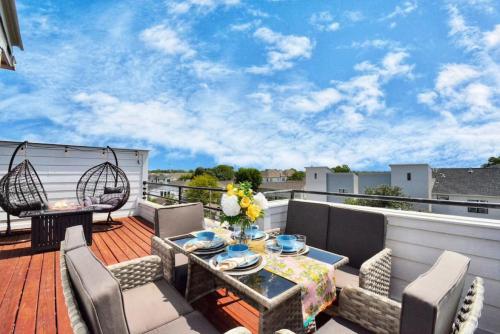 NEW Stunning Rooftop HTOWN Skyline Prime Location in Houston, USA