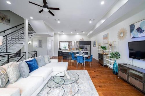 NEW Stunning Rooftop HTOWN Skyline Prime Location in Houston, USA