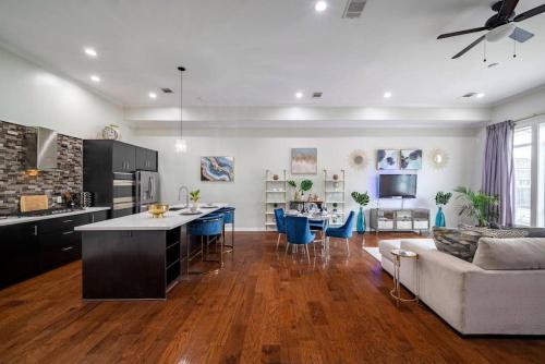 NEW Stunning Rooftop HTOWN Skyline Prime Location in Houston, USA