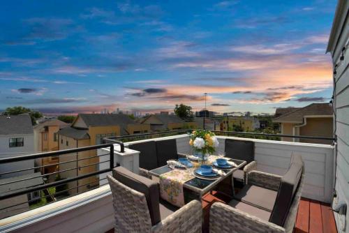 NEW Stunning Rooftop HTOWN Skyline Prime Location in Houston, USA