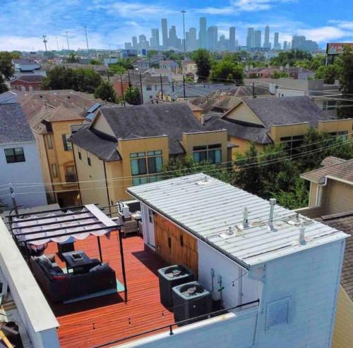 NEW Stunning Rooftop HTOWN Skyline Prime Location in Houston, USA