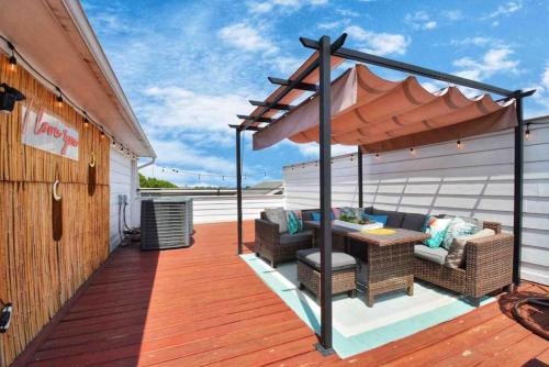 NEW Stunning Rooftop HTOWN Skyline Prime Location in Houston, USA