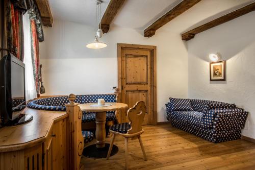 One-Bedroom Apartment with Mountain View