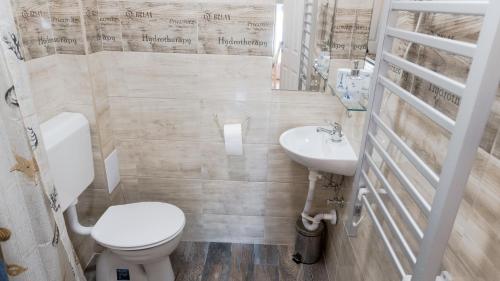 シャワー, Matróz Apartmanok - Közvetlenül a stranddal szemben (Matroz Apartmanok - Kozvetlenul a stranddal szemben) in バラトナルマディ