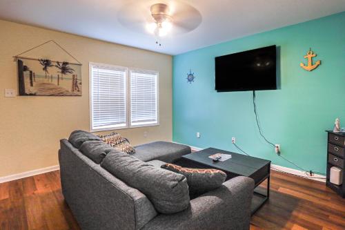 Inviting Galveston Townhome 2 Mi to Beach! in Galveston, USA