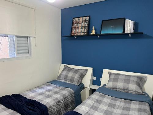 2 twin beds