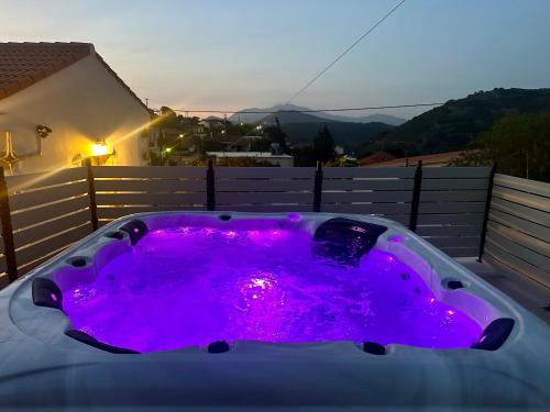 Villa Eftychia Serene Getaway with Hot Tub in a Quiet Location - Πρασές