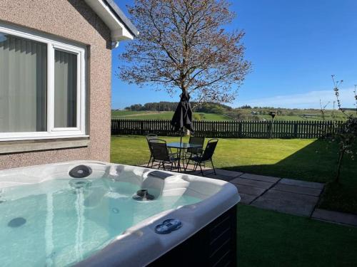 Hot Tub, Holiday Home in Rural Aberdeen, Near to Stonehaven & Aberdeen City, Superhost.