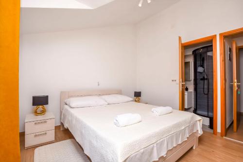 One-Bedroom Apartment image 6