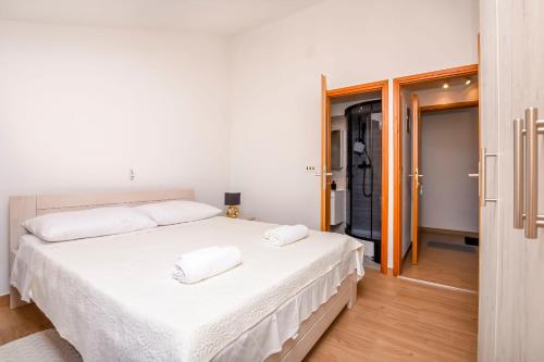 One-Bedroom Apartment image 5