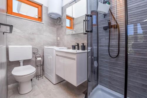 One-Bedroom Apartment image 4