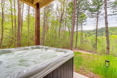 Blue Ridge Cabin with Hot Tub, Deck and Mountain Views