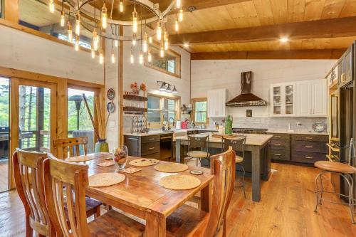 Blue Ridge Cabin with Hot Tub, Deck and Mountain Views in Blue Ridge, USA