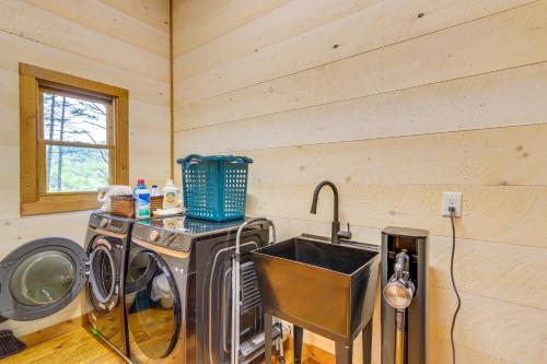 Blue Ridge Cabin with Hot Tub, Deck and Mountain Views in Blue Ridge, USA