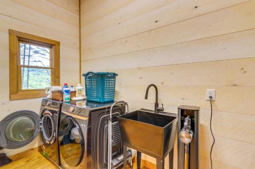 Blue Ridge Cabin with Hot Tub, Deck and Mountain Views