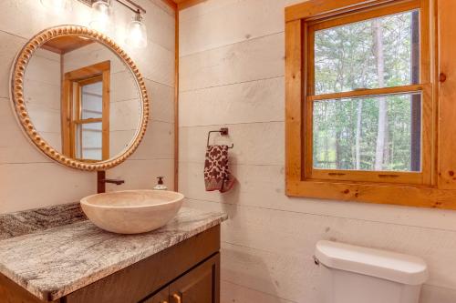 Blue Ridge Cabin with Hot Tub, Deck and Mountain Views