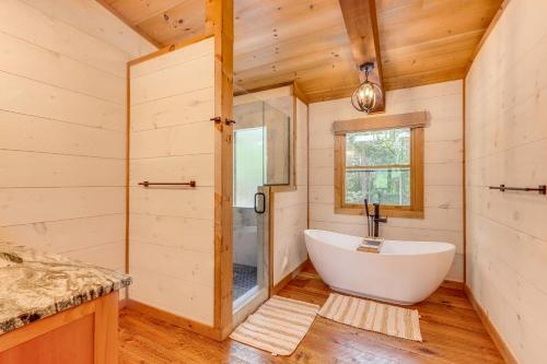 Blue Ridge Cabin with Hot Tub, Deck and Mountain Views