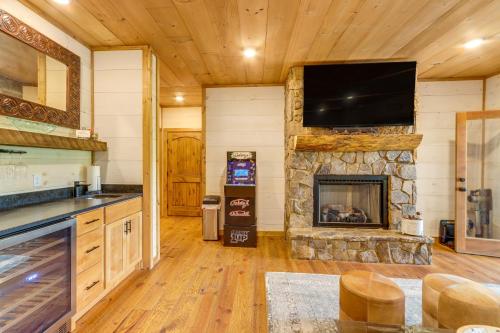 Blue Ridge Cabin with Hot Tub, Deck and Mountain Views