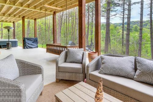 Blue Ridge Cabin with Hot Tub, Deck and Mountain Views