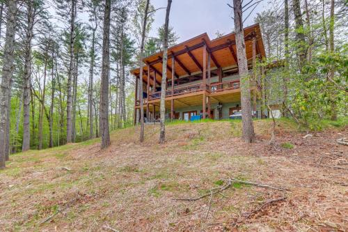 Blue Ridge Cabin with Hot Tub, Deck and Mountain Views