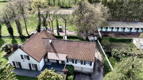 Зовнішній вигляд готелю, Domaine des cyprès (Domaine des cypres) in Lessay