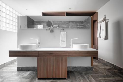 Master Executive Suite image 9
