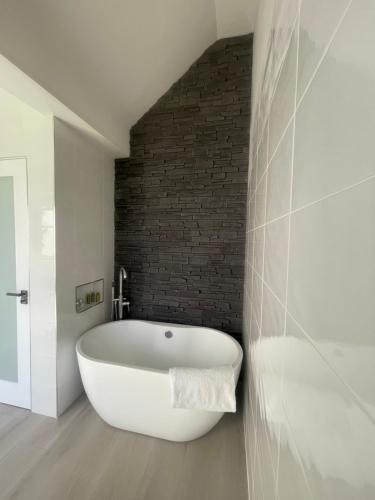 Bathroom, Kathleen's Carrowkeel Cottage in Sligo