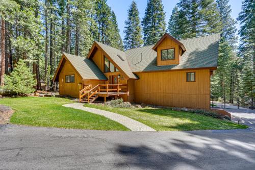 . Spacious Retreat with Backyard 1 Mi to Lake Almanor