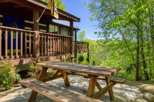 Sneaky Bear Getaway Hot Tub WIFI 560 FREE tickets each paid day!!! - image 7