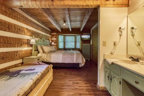Sneaky Bear Getaway Hot Tub WIFI 560 FREE tickets each paid day!!! - image 4