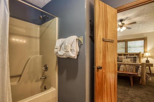 Sneaky Bear Getaway Hot Tub WIFI 560 FREE tickets each paid day!!! - image 11