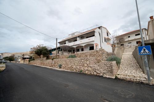 Apartments and rooms with parking space Zubovici, Pag - 16063