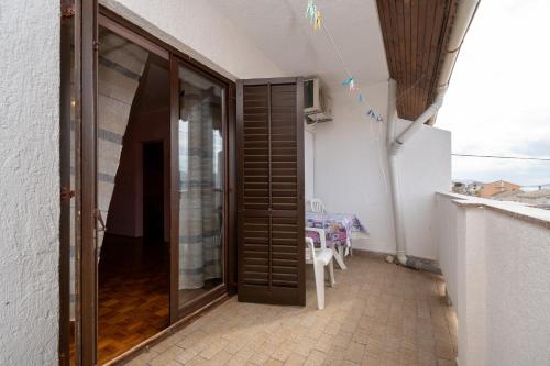 ระเบียง/ชานเรือน, Apartments and rooms with parking space Zubovici, Pag - 16063 in ซูโบวิซี