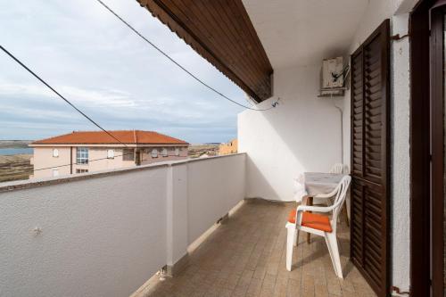 ระเบียง/ชานเรือน, Apartments and rooms with parking space Zubovici, Pag - 16063 in ซูโบวิซี