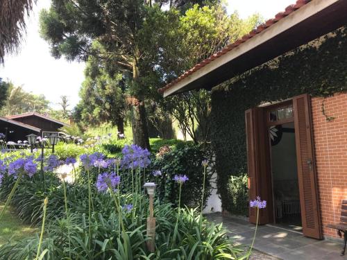 Lindo e aconchegante chalé com piscina, lareira e churrasqueira