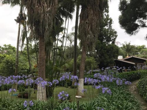 Lindo e aconchegante chalé com piscina, lareira e churrasqueira